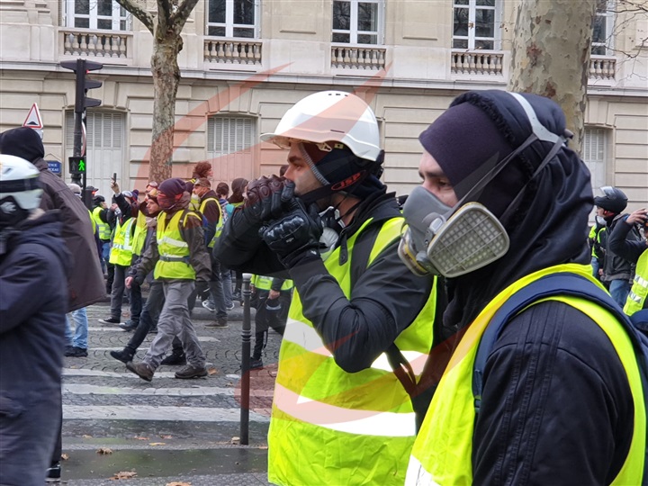 Siehe Video : Paris brennt... Die Gelbwesten drohen: Unsere Forderungen oder das Chaos