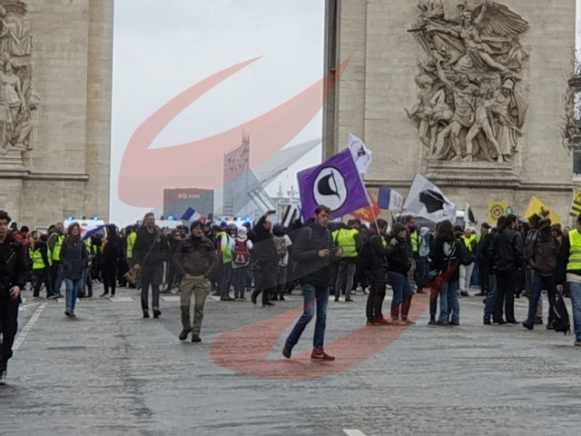 Gelbe Westen versuchen, Zelte in der Nähe vom Eifelturm aufzubauen
