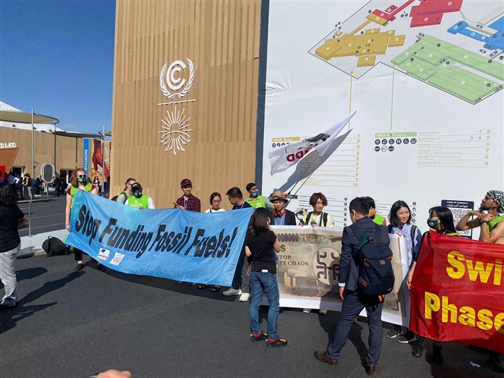 Cop27 in Ägypten :  Fotos und Video Demonstrationen gegen die Finanzierung fossiler Brennstoffe und Gas