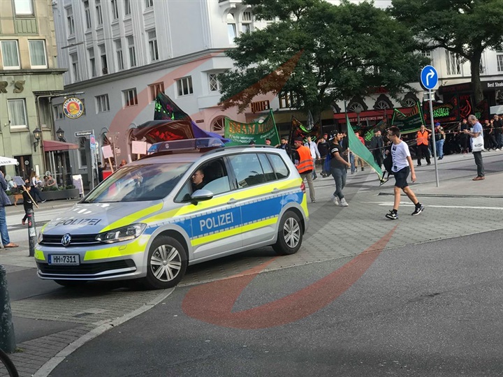 Shiitische Männer und Frauen demonstrieren in schwarz auf den Straßen von Hamburg