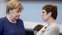 AKK und Merkel: Streit