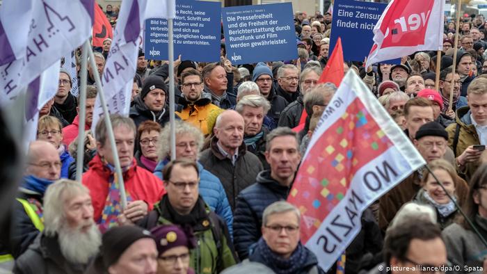 7000 Menschen zeigen