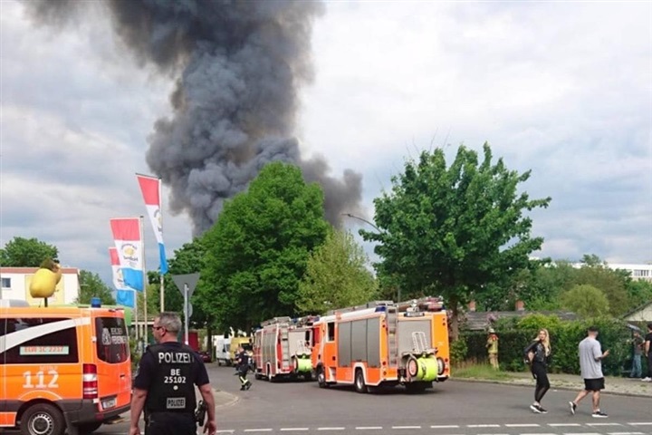 Mit Bildern... Großbrand