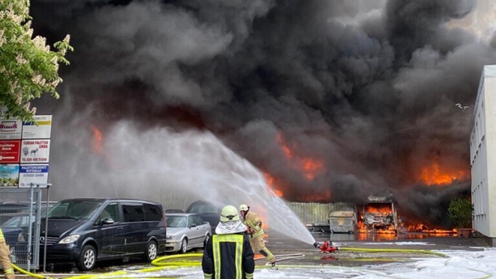 Mit Bildern... Großbrand